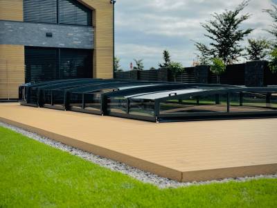 Nejlepší podlaha kolem bazénu? Srovnali jsme všechny možnosti