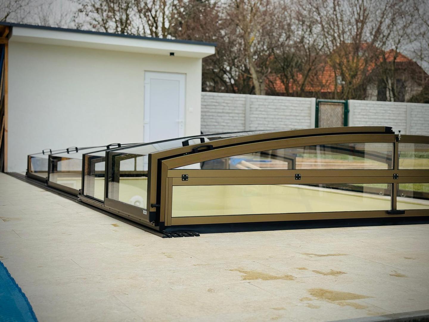 bezon dlažba kolem bazénu