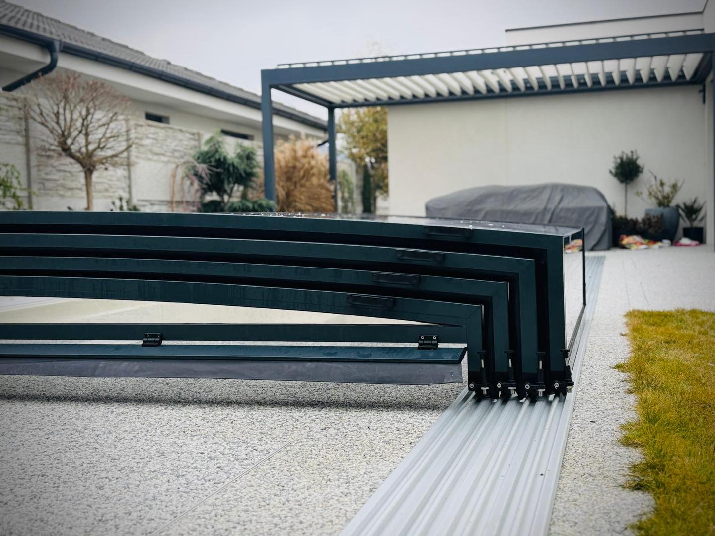 koberec kamenny kolem bazénu