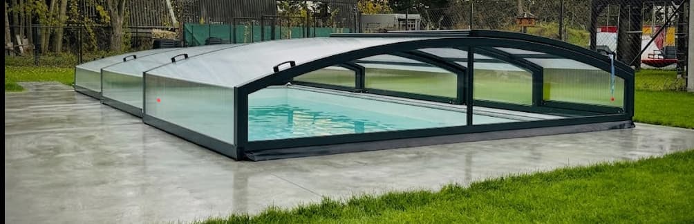 litý beton kolem bazénu